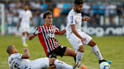 Dia de San-São no Campeonato Brasileiro. É Santos x São Paulo. 